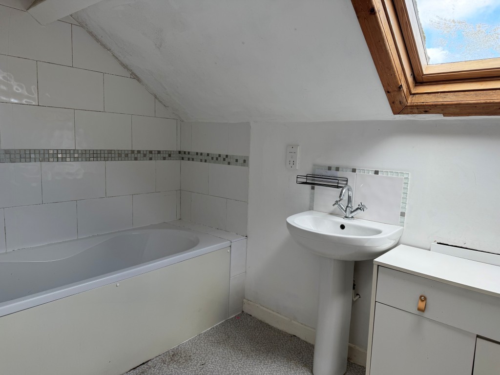 Lot: 91 - THREE STOREY TERRACED HOUSE WITH GARAGE, CLOSE TO TOWN CENTRE - Bathroom